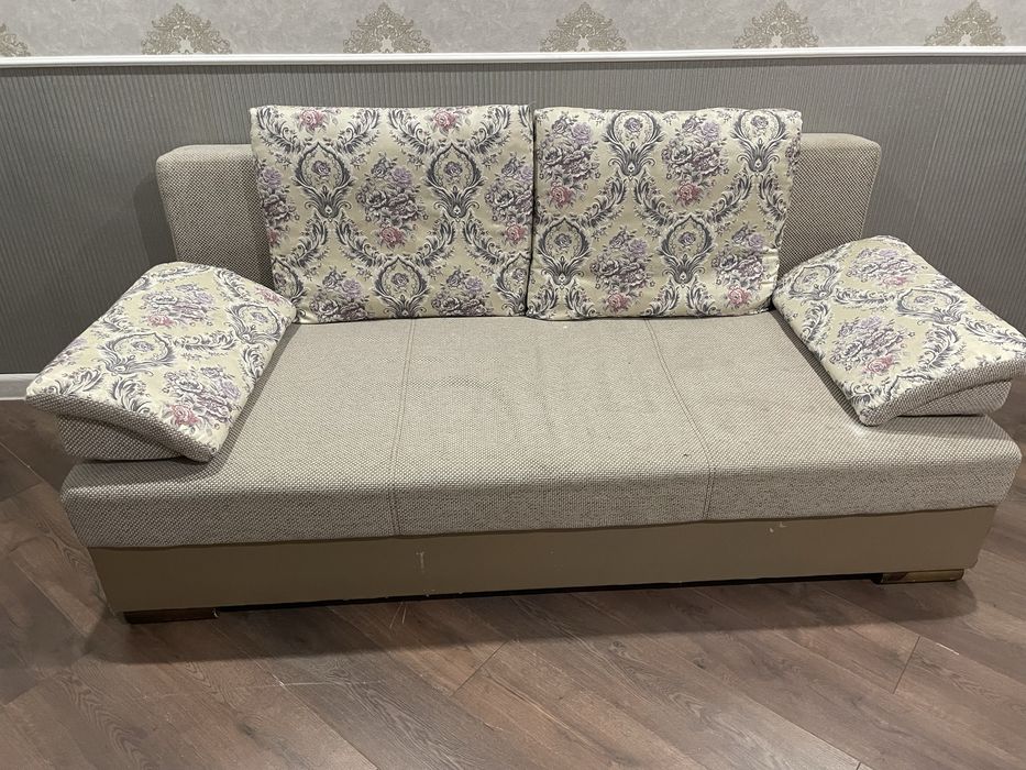 Отдаю даром диван.