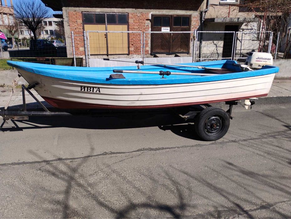 Рибарска лодка с двигател Johnson