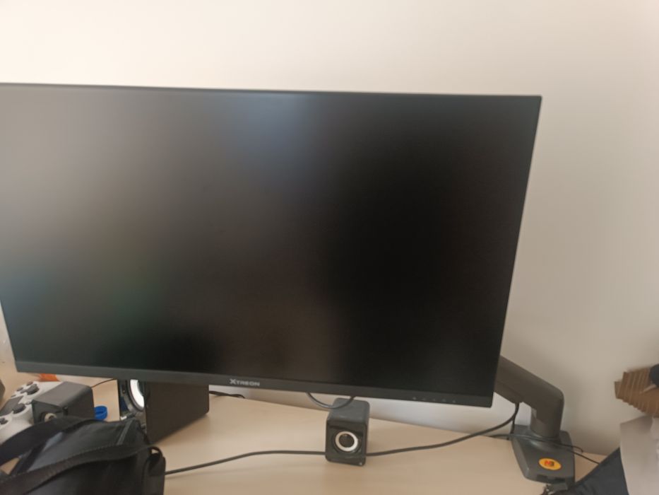 Монитор с кронштейном