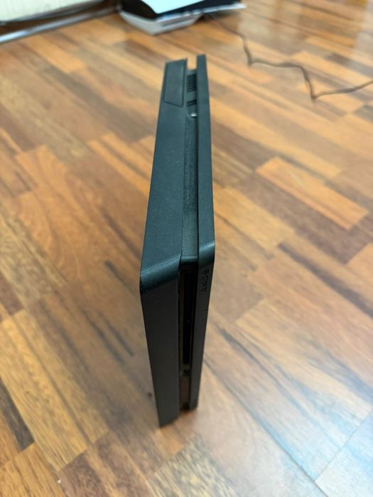 Playstation 4 slim 500gb + 4 геймпада Dualshock 4