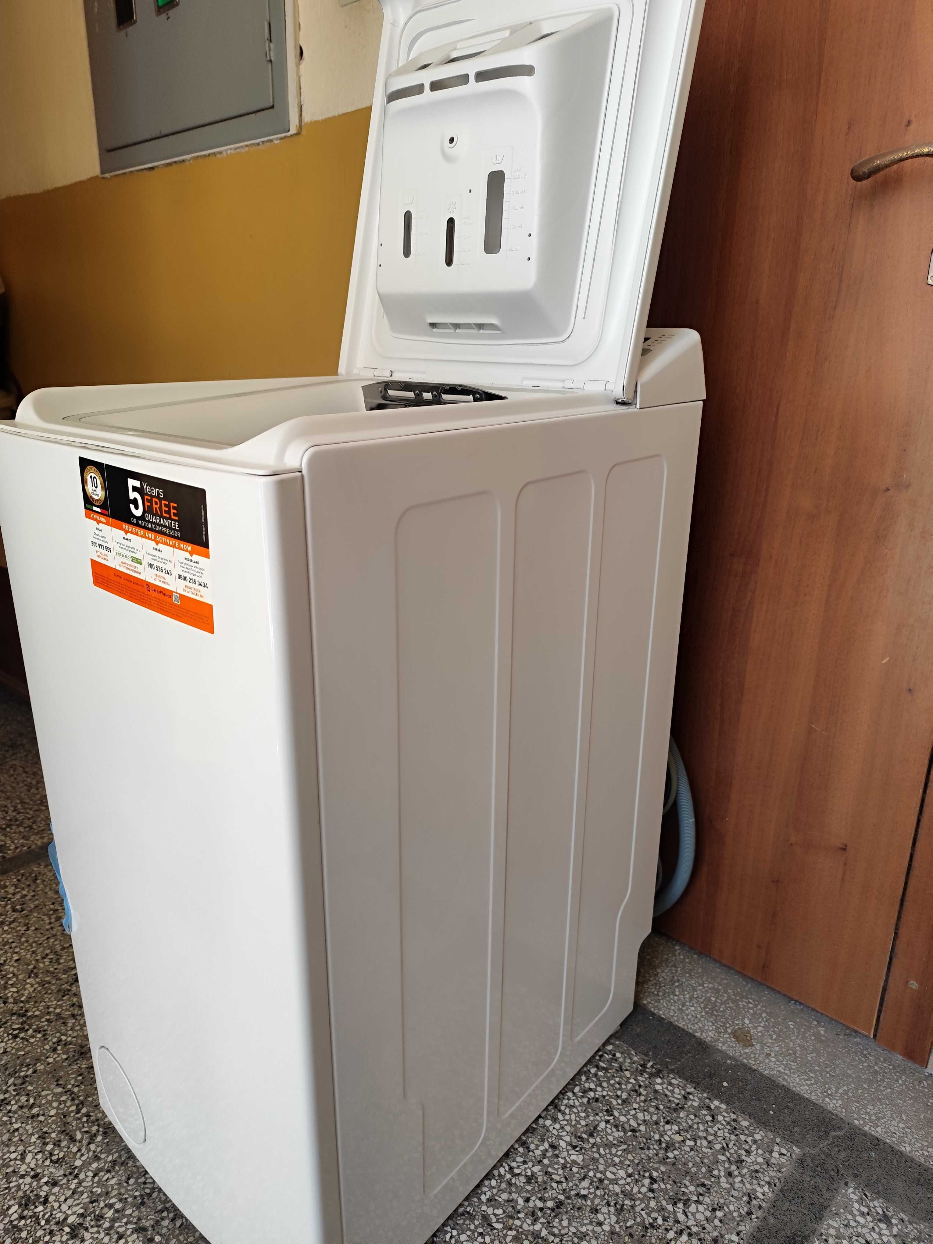 Пералня с горно зареждане Whirlpool.