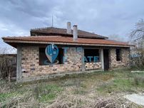 Тухлена къща с гараж в с. Писарево, област Велико Търново