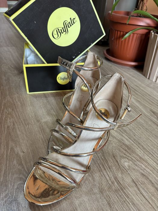 Елегантни сандали Buffalo