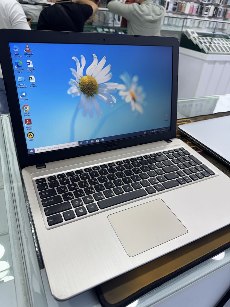Asus i3-6th 8/512ssd mx110 2gb 15.6 HD