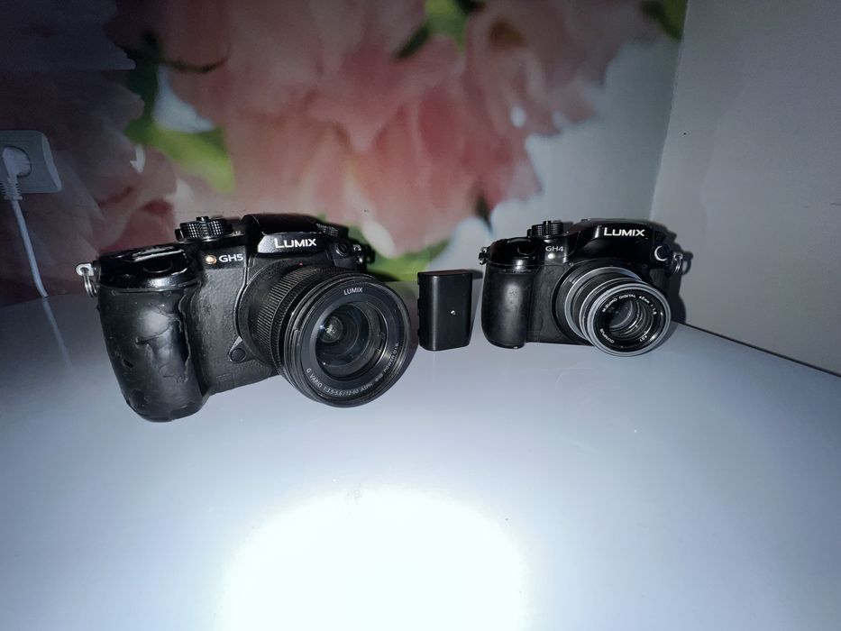 Panasonic GH5 и Panasonic GH4 с обьективами в рабочем состоянии