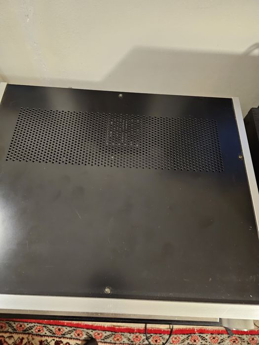 Tuner Accuphase T100.