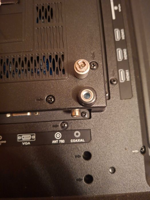 Televizor marca Exclusiv, stricata mufa de la cablul coaxial