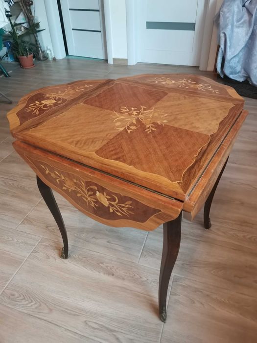 Artă -Masă Louis XV din lemn, extensibilă, decorată floral, înc sec XX