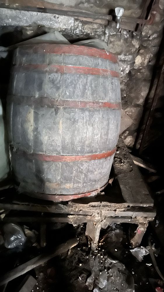 Две стари каци за вино или ракия