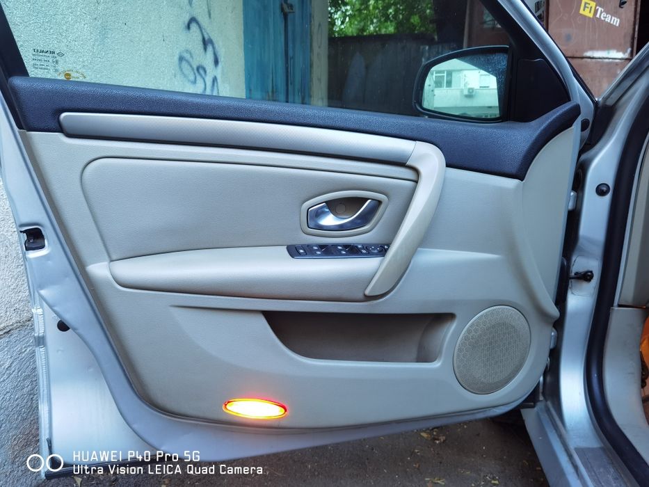 Satoza fata usa Renault Laguna 3