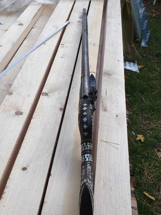 Стара пушка за стена