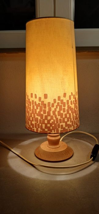 Veioză cu suport din lemn și abajur mozaic – design decorativ