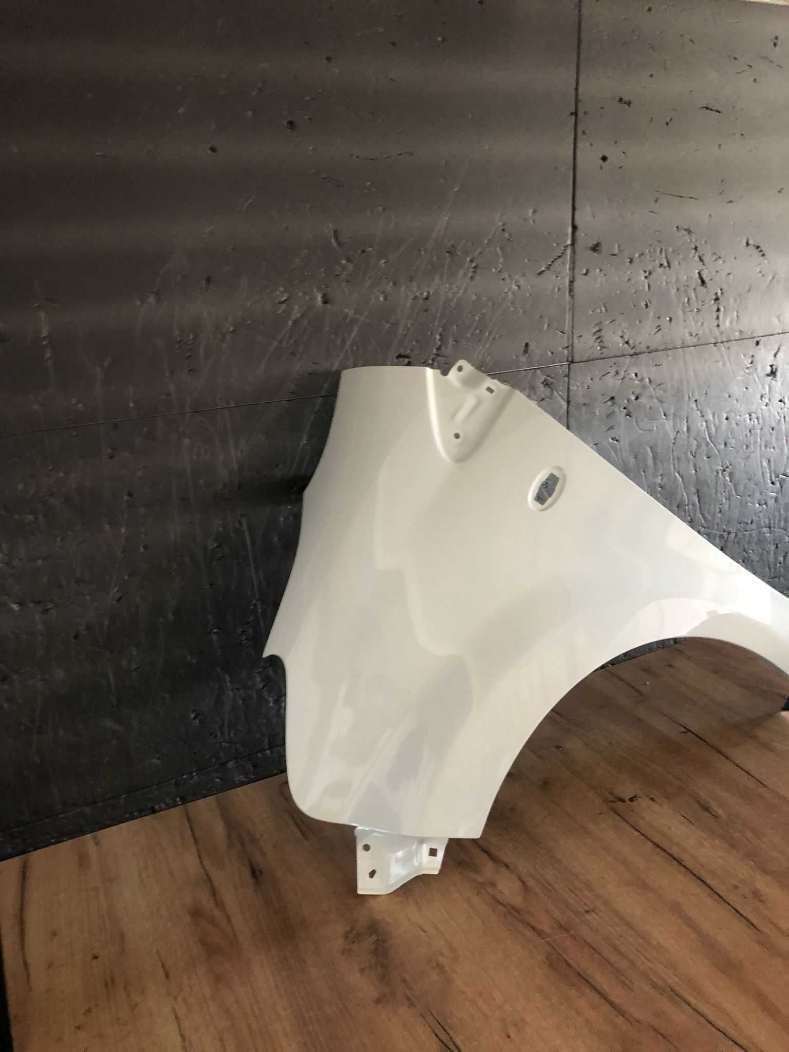 Aripa Fata Stanga Toyota Aygo 2006-2012 (049 (Alb))