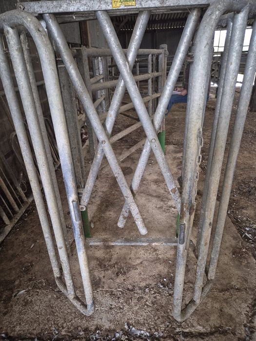 Porți, Front de furajare cu autoblocare. Stand contentie, Bariere. Cus