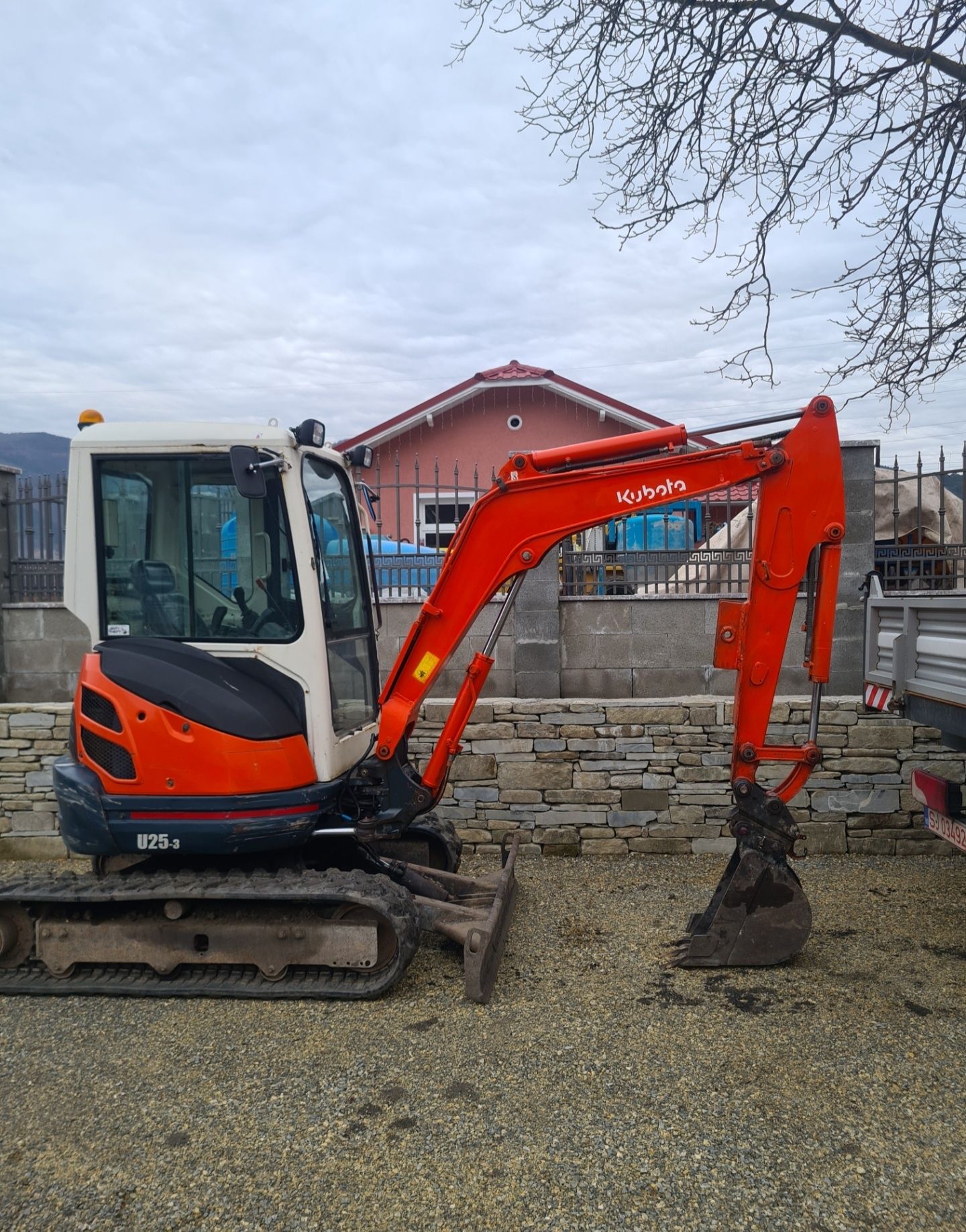 Îchiriez bobcat, mini excavator și cilindru compactor.