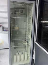 Холодильник витринный в хорошем состоянии, не требует ремонта