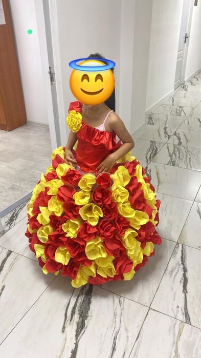 Продам платье ручной работы для Осеннего балла . На возраст 6-7 лет .