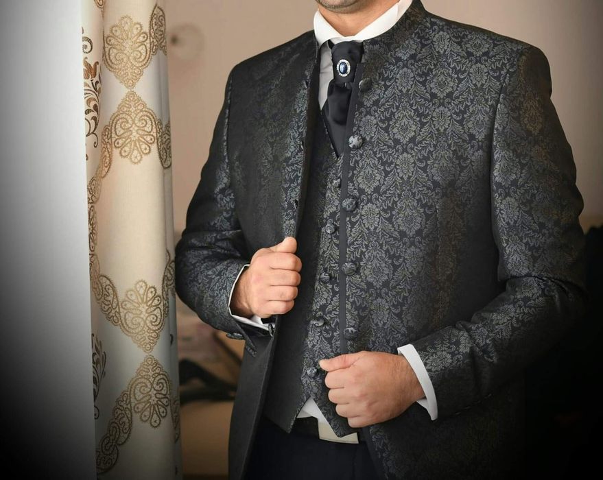 Costum mire impecabil.