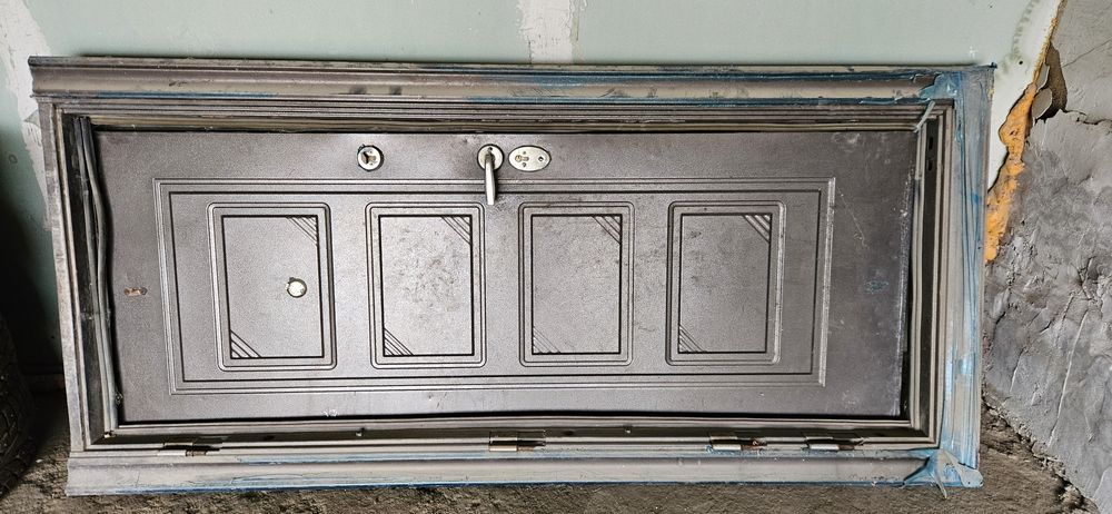 Продаётся металлическая дверь