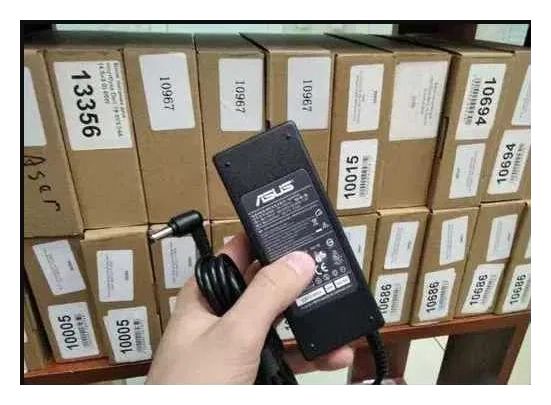 Блок питания, зарядка для ноутбука