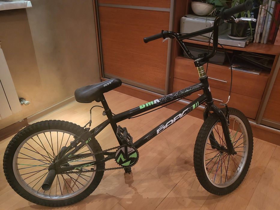 Велосипед чёрного цвета в хорошем состоянии