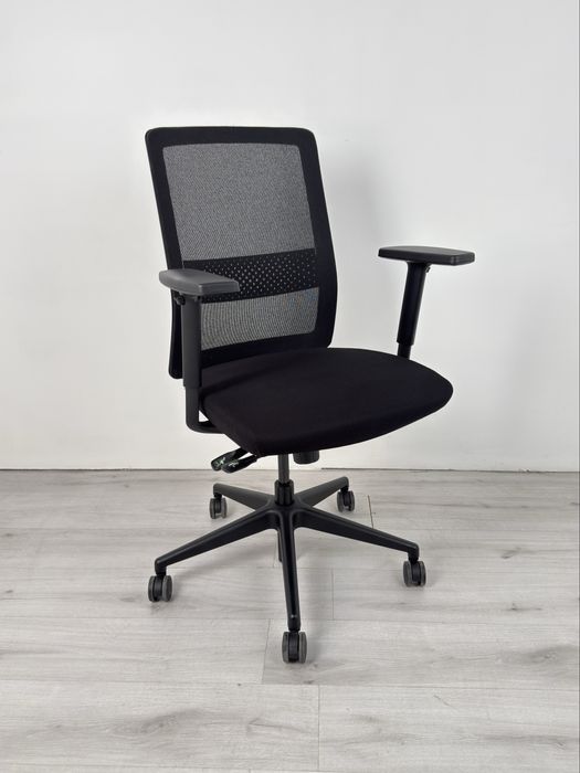 Работен стол Bestuhl S30 от черна-мрежеста облегалка