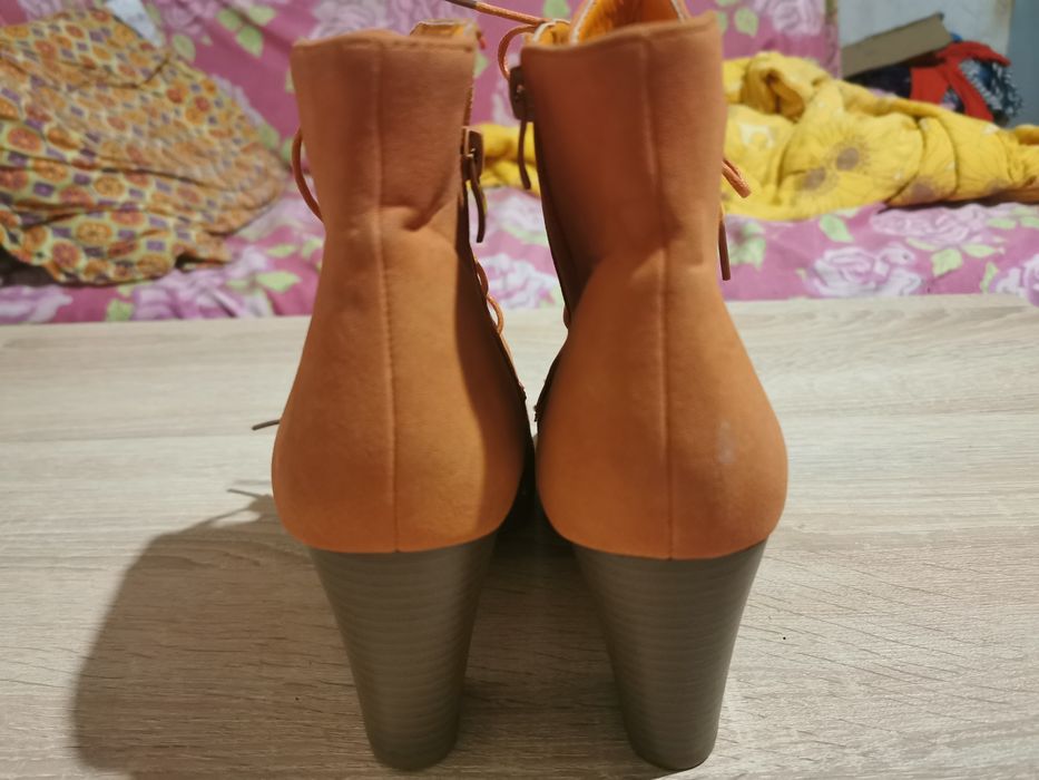 Дамски боти в цвят горчица