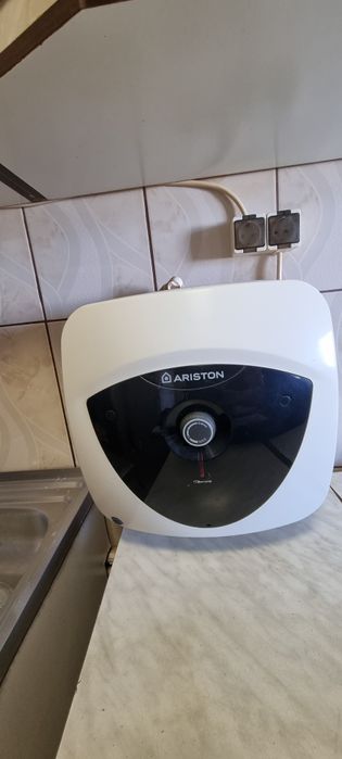 Vând boiler Ariston 15 l