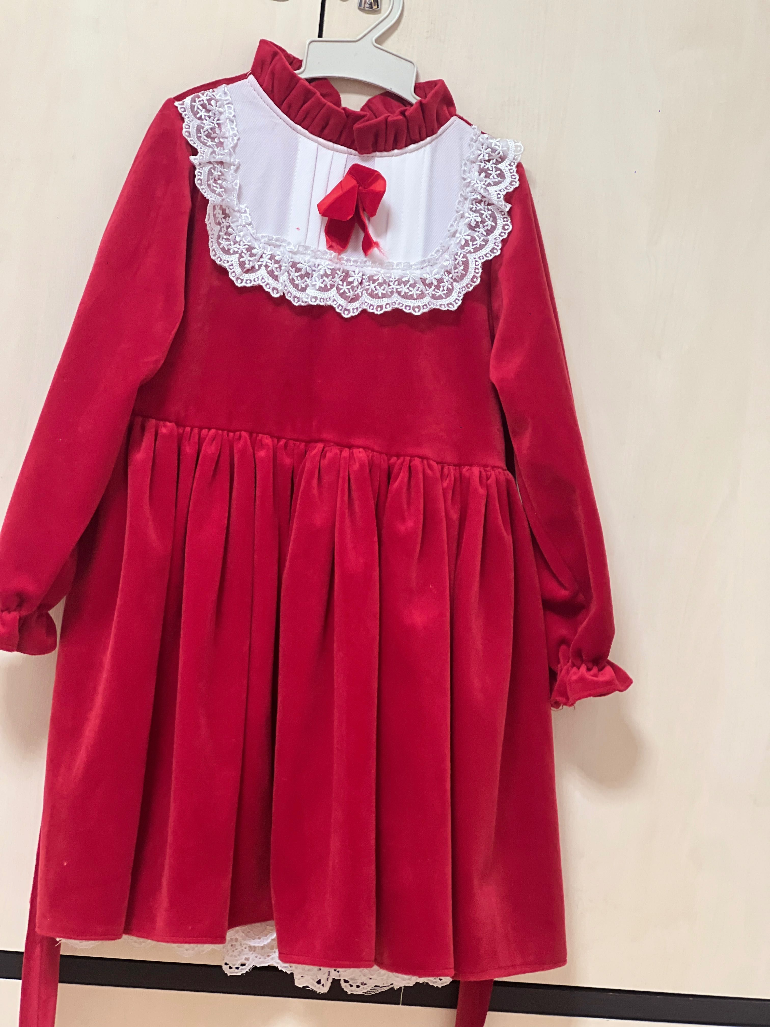 Продается детское красивое бархатное платье на 5-6 лет.