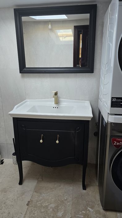 Mobilier baie ,dulap,lavoar,baterie și oglinda