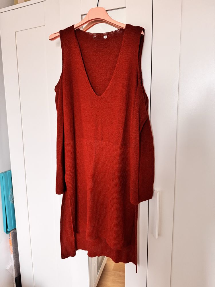 Rochita cu maneci decupate din tricot