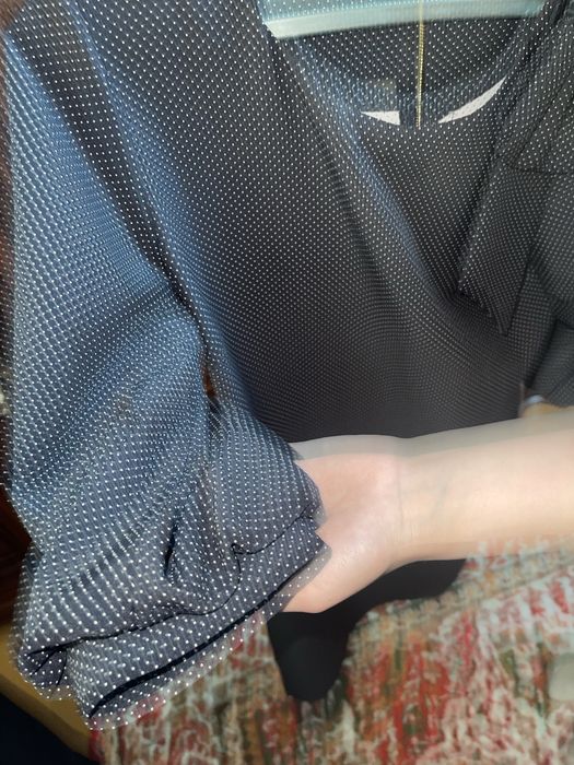 Элегантное платье в мелкий горошек.