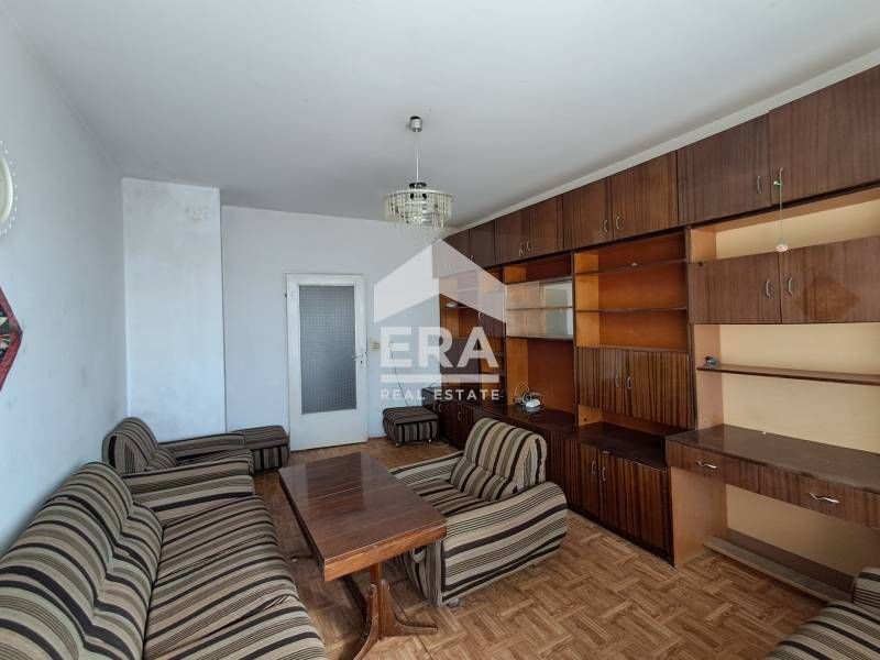 Тристаен апартамент за продажба, с отделна голяма кухня, в долната час