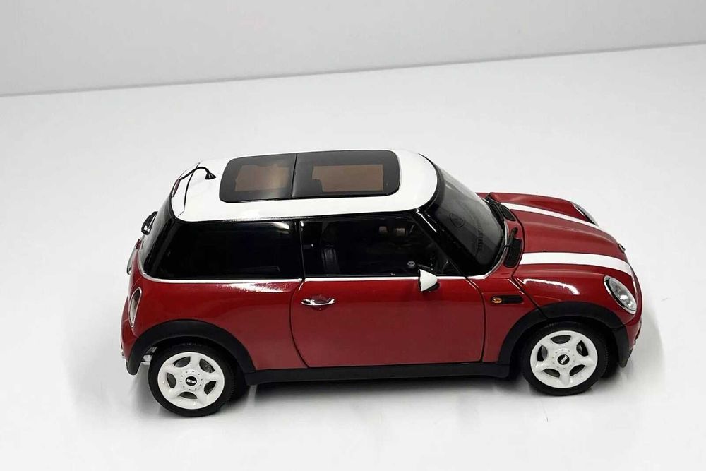 Продавам метална количка MINI Cooper R50 на Kyosho в мащаб 1:18