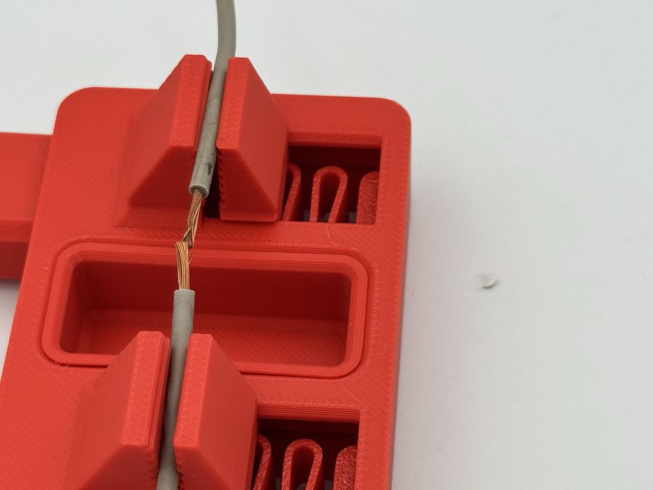 Dispozitiv fixare cabluri pentru lipituri