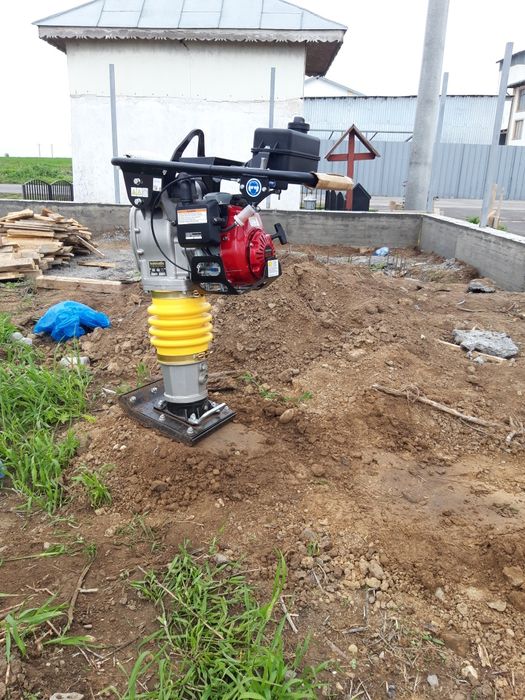 Închiriez cilindru compactor mai compactor masina de taiat beton picon