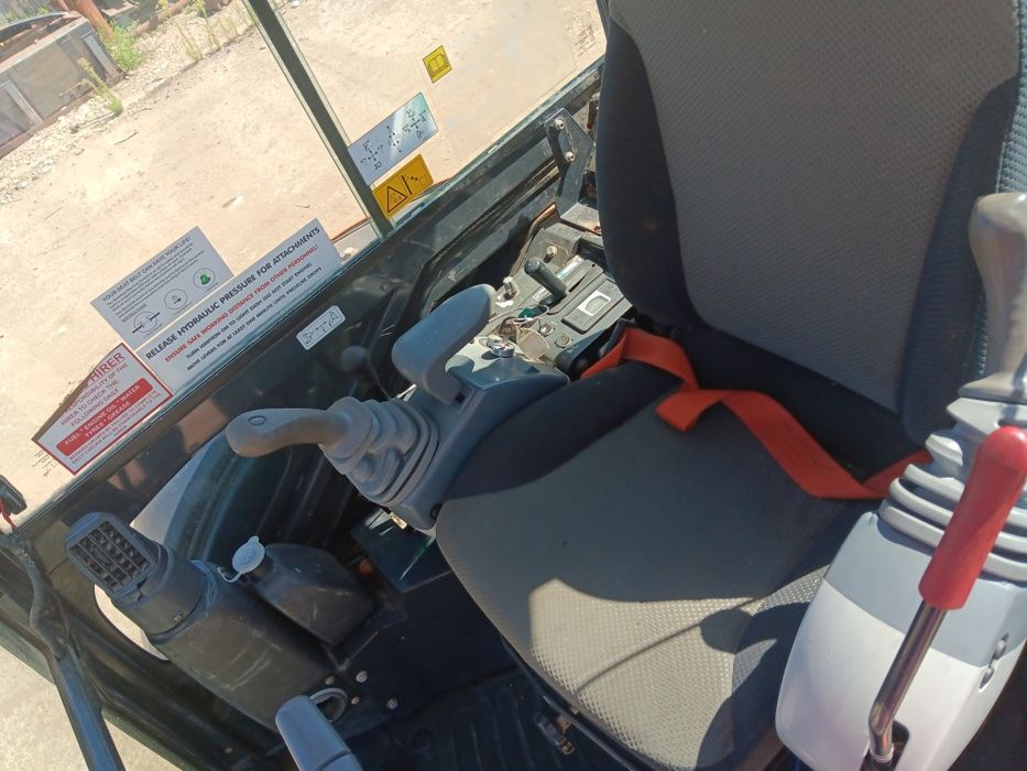 Vând miniexcavator hitachi zaxis 26U