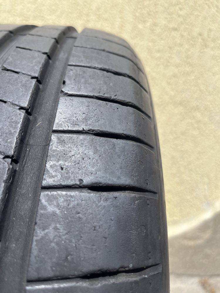 2 бр. летни гуми 225/40/18 Dunlop DOT 1622 4 mm