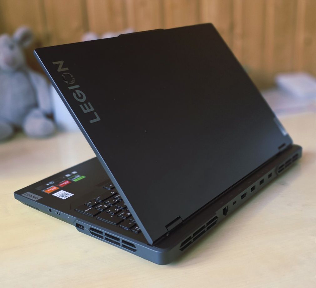 Laptop Gaming Lenovo Legion Pro 5 RTX 4070 32GB DDR5 1TB NVMe