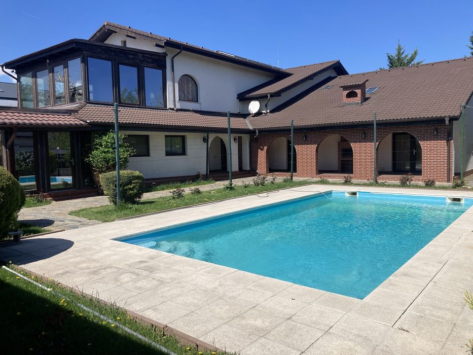 Inchiriez vila  cu curte mare