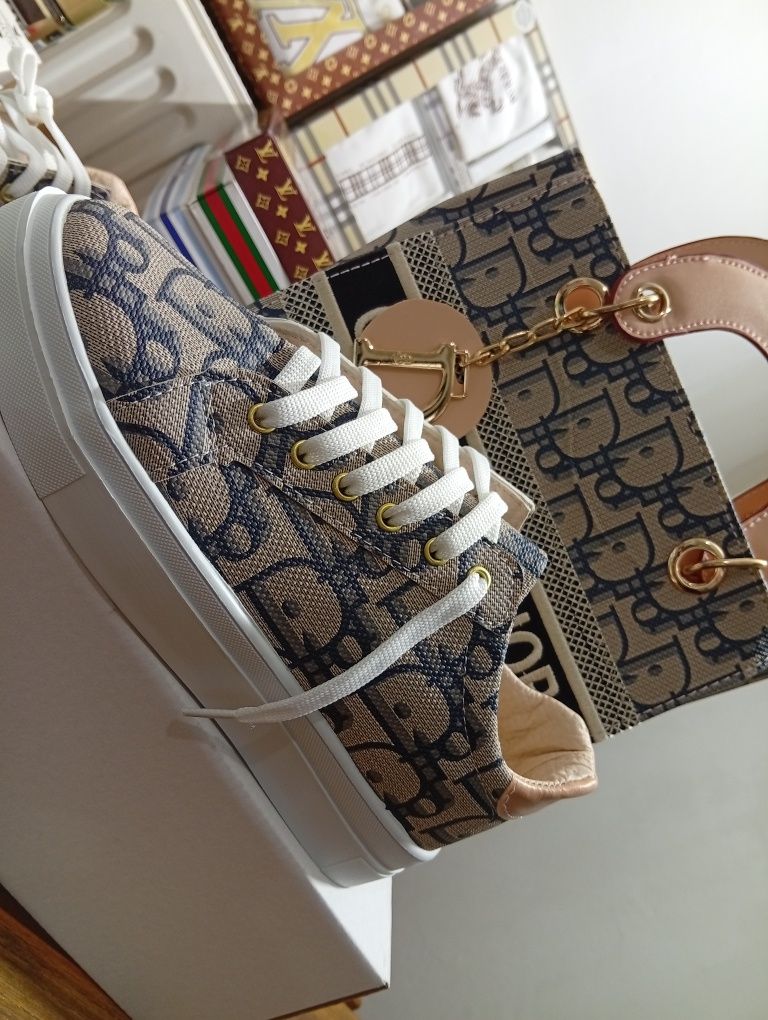 Set geantă și adidași!