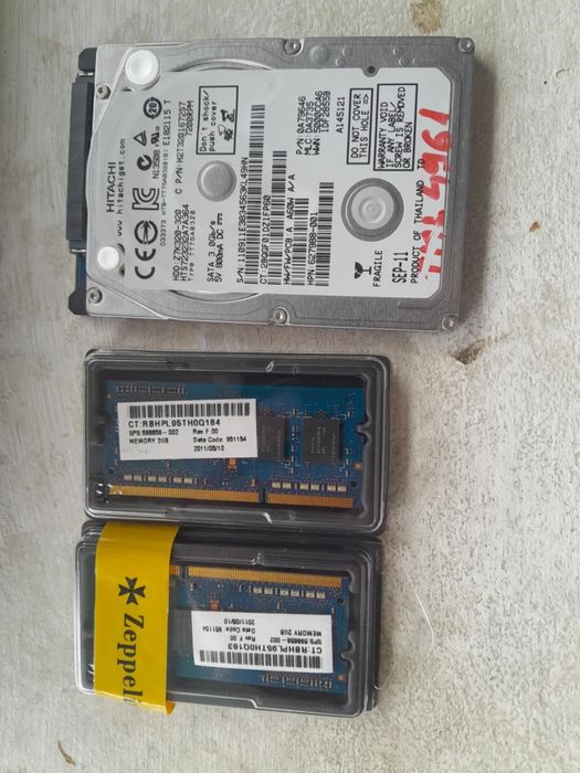 Hdd laptop Hitachi 320 gb si memorii ram ddr3 kit 4 gb(2 x 2)