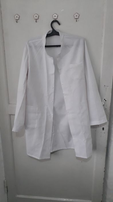 Белый халат на кнопках б/у 46/48р, наш адрес Сайрам центр