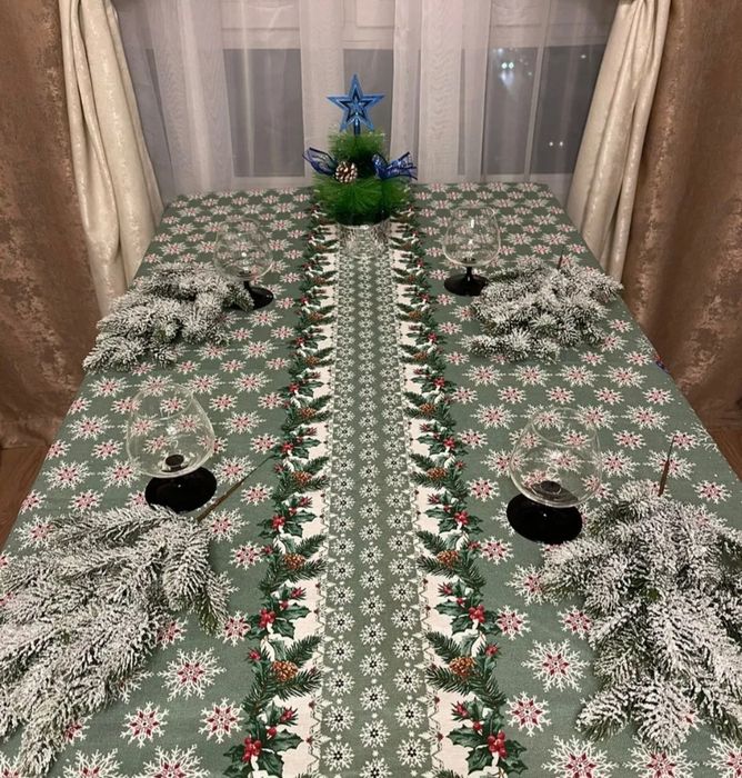 Продам новогоднюю скатерть.Отличный подарок к новому году