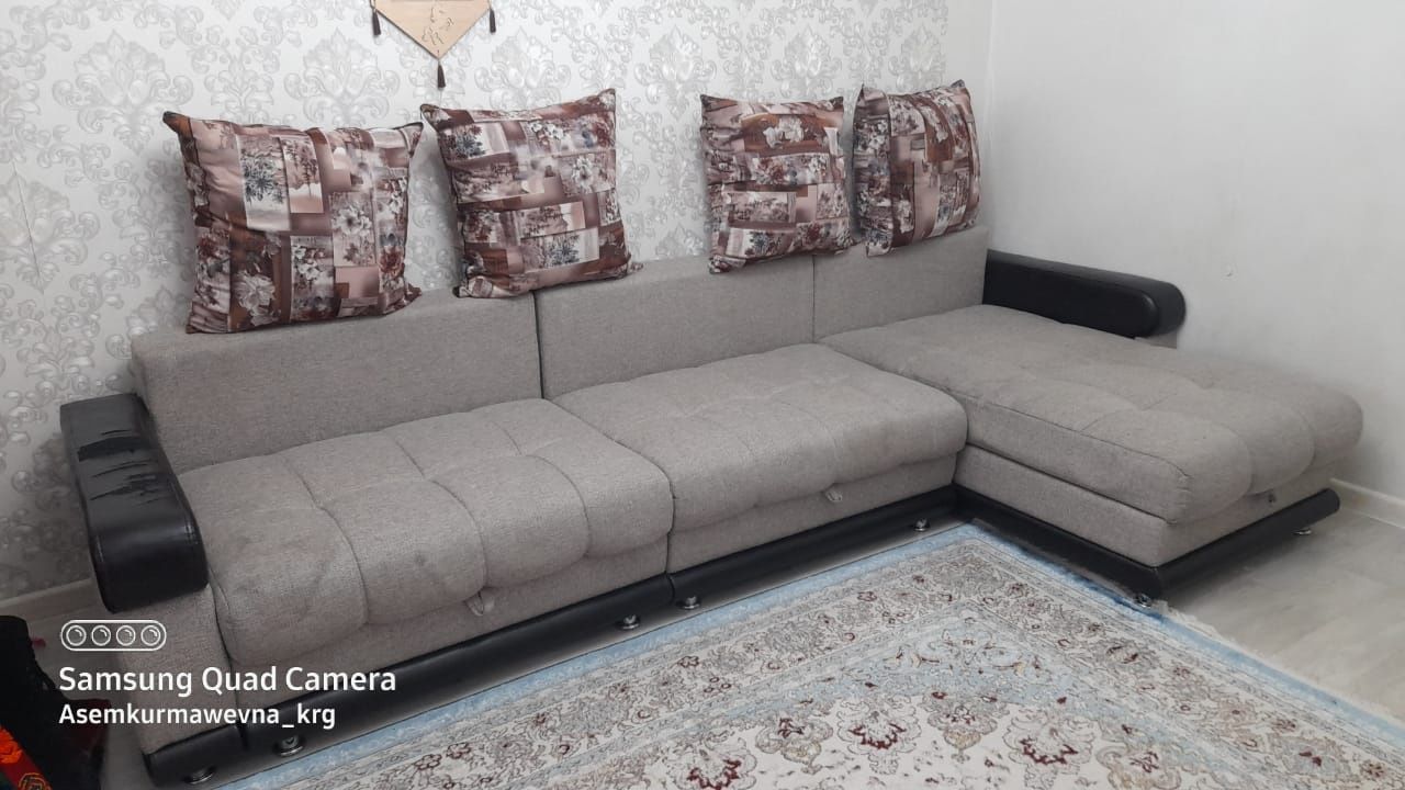 Диван с подушками