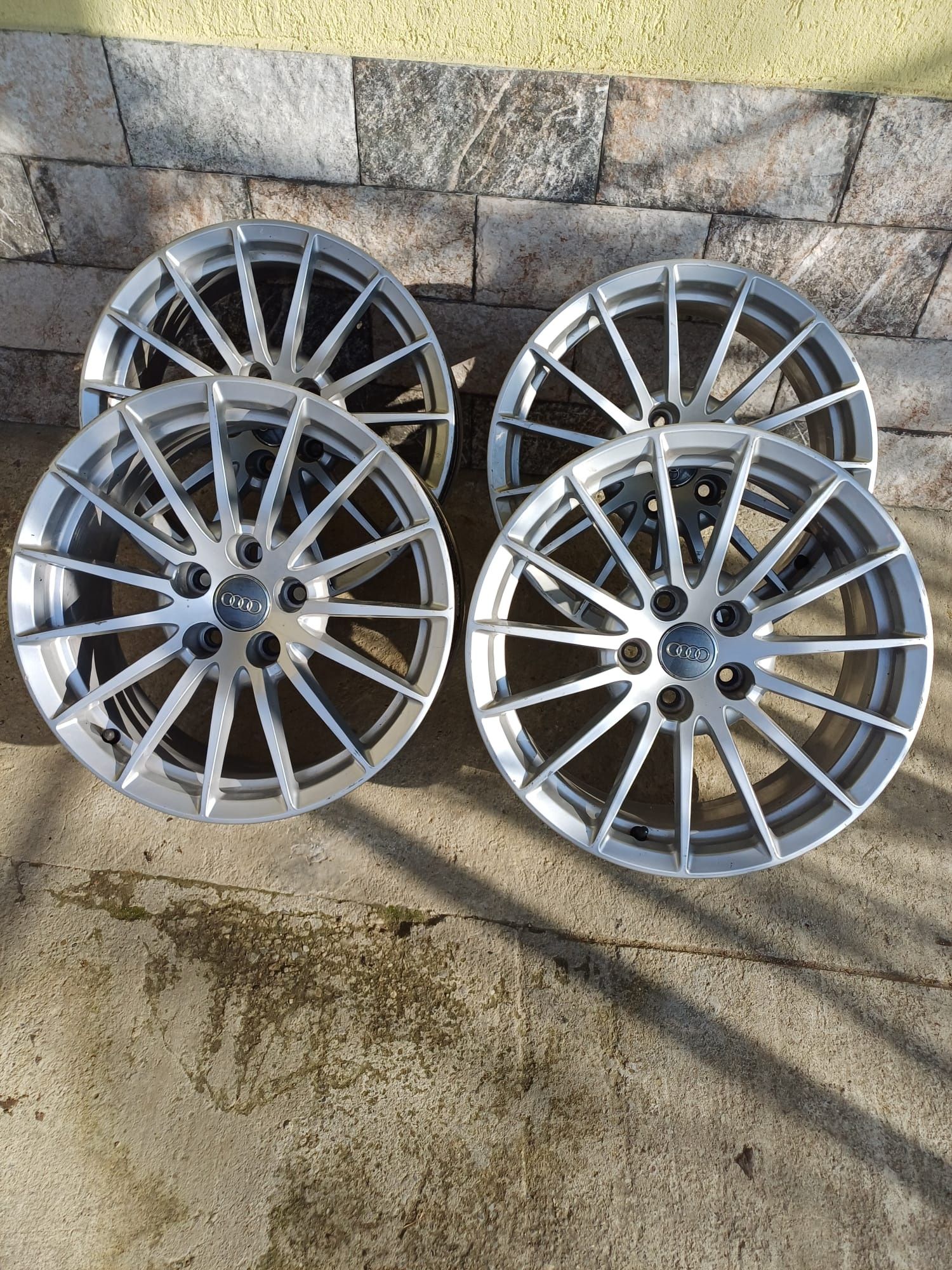 Vând jante Audi  R17 ,preț 2000 lei.