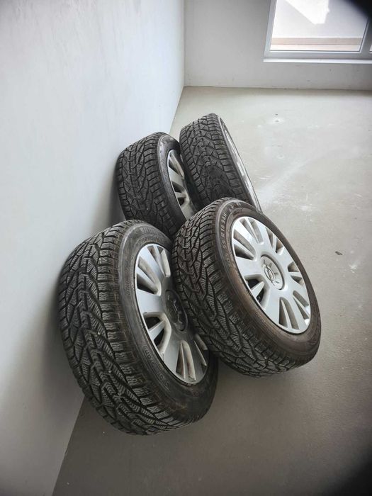 Гуми 205/55 16. Джантите са от Опел