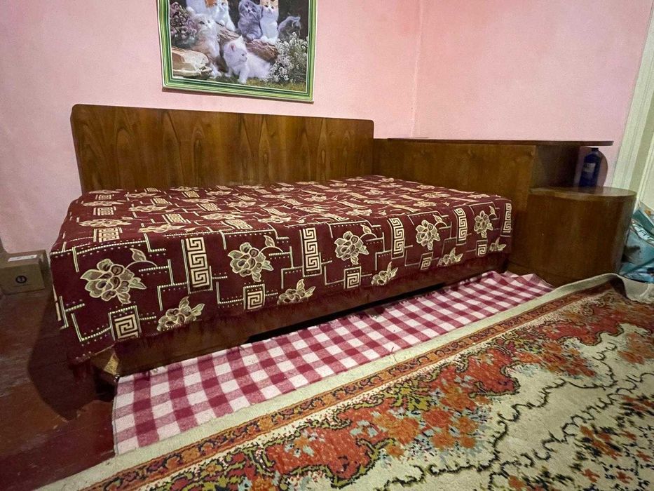 Mobilă vintage din lemn masiv