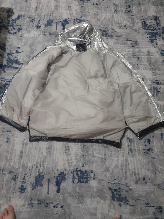 Kurtka yaxshi zor yaxshi issiq tutadi xolati yaxshi yomgir orkaz maydi