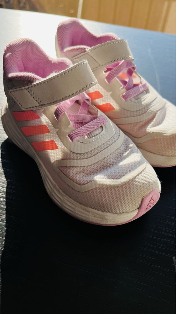 Adidasi Adidas aproape noi